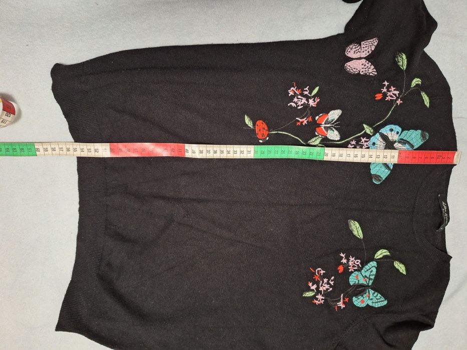 Czarny sweterek damsko dziewczęcy