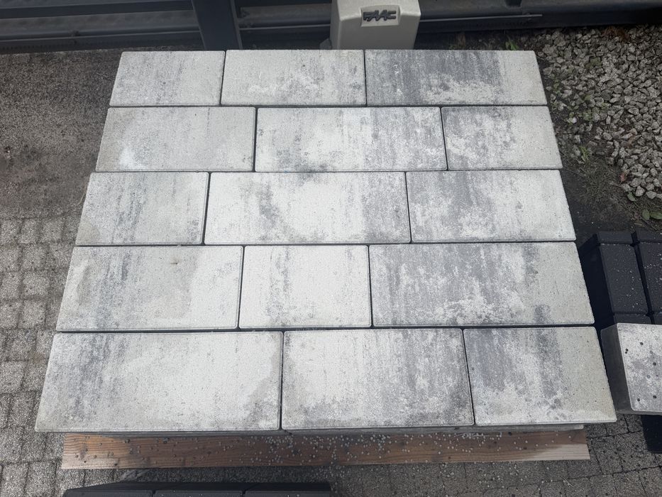 Kostka brukowa 4,25m2 + 3 szt. Obrzeza 28 cm wys