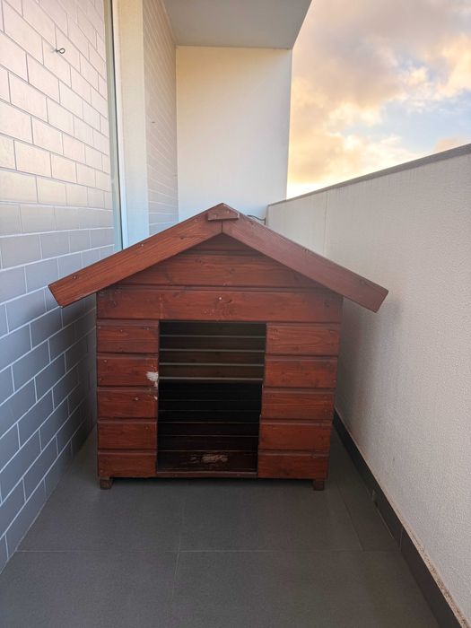 Casota de madeira para cão – bom estado