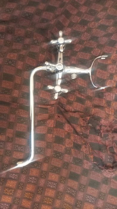 Раковина  Большая Новая. Маленькая Б/У. Белая.  Сместители  разные.