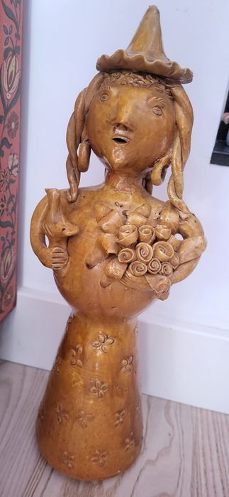Rosa Ramalho - Menina com flores e pomba - 47 cm
