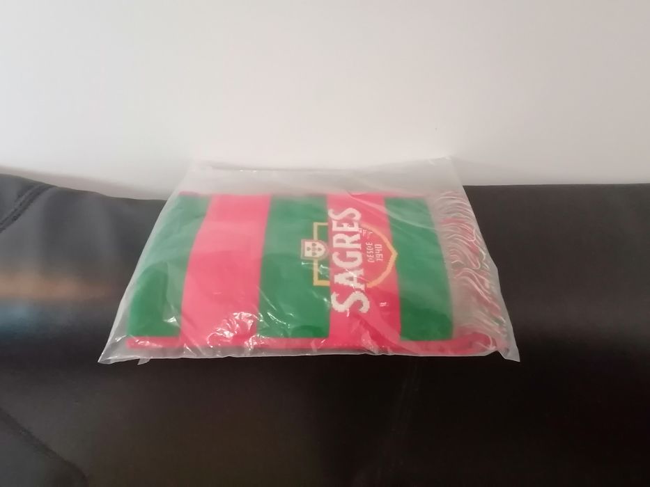 Cachecol do de Portugal com publicidade da cerveja Super
