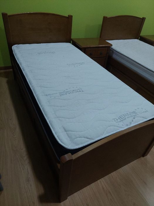 Cama madeira c/gavetão e mesa  cabeceira