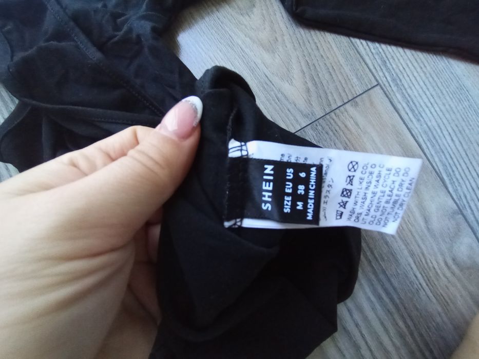 Czarne body z kwadratowym dekoltem