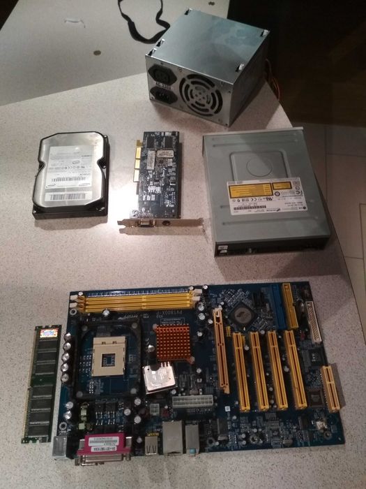 Procesor: intel celeron d 2 4 ghz/256/533 i inne części