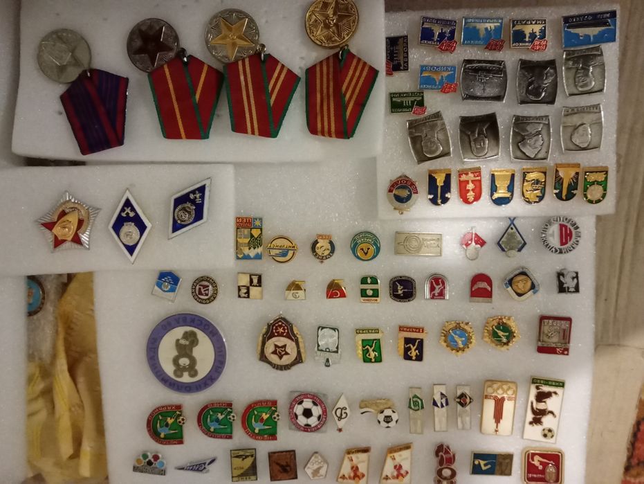 Продам разные значки.