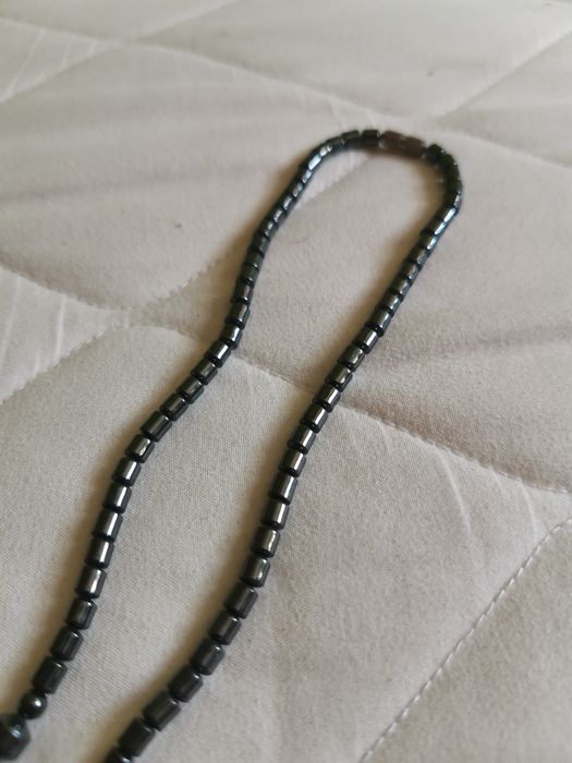 Naszyjnik ława wulkaniczna kieł minerał zielony srebrny czarny wisiore