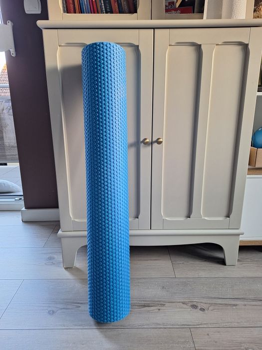 Wałek do rolowania z wypustkami CARE+ 90 cm niebieski