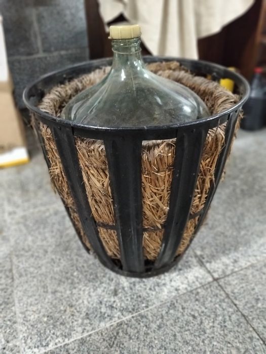 Garrafões de 60 litros empalhados 120_candeeiro de ferro antigo 80€