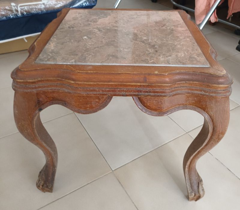 Mesinha com tampo de mármore