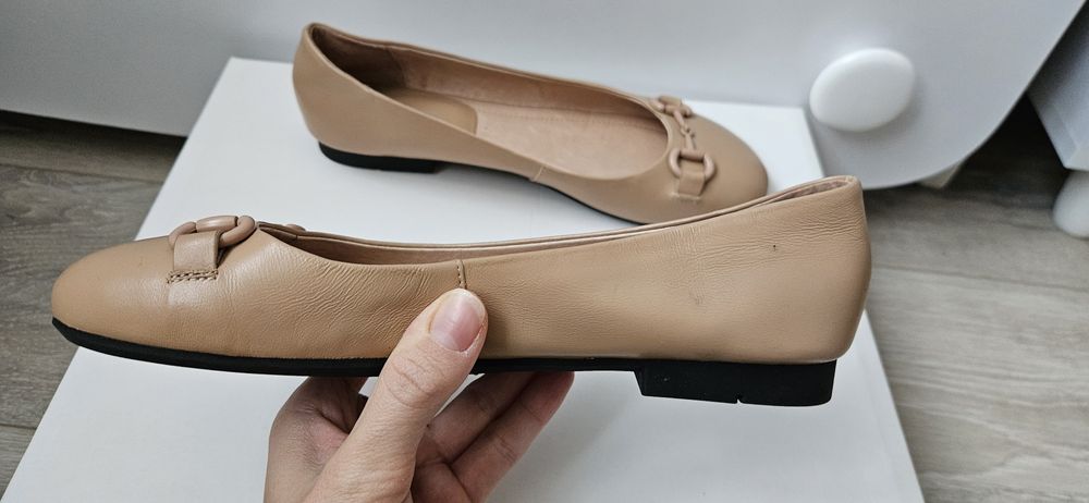 Жіночі бежеві шкіряні балетки Estro