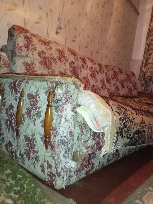 Віддам старий диван
