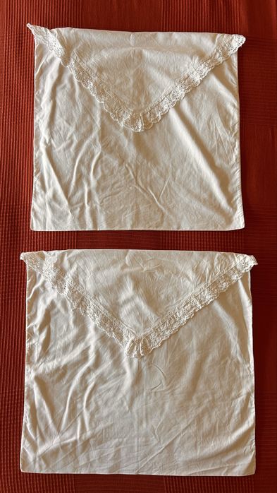 2 Bolsas em algodão e renda p guardar pijamas / roupa suja. Circa 1930