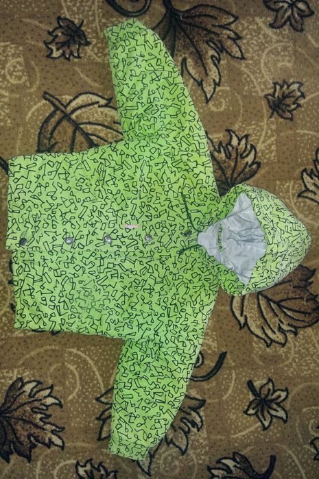 Курточка на девочку демисезонная.