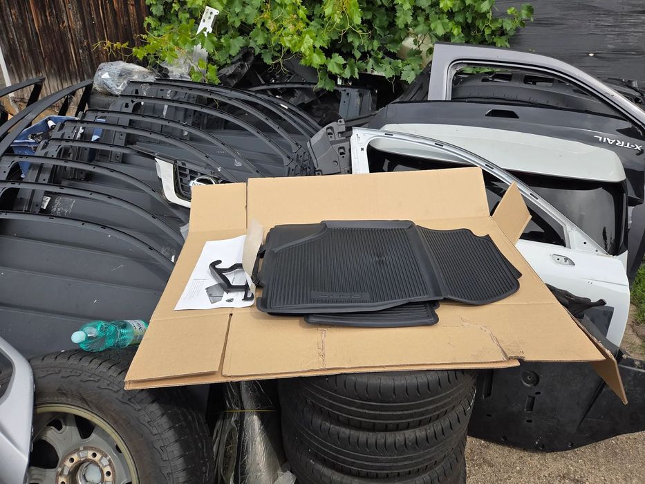 Komplet dywaników gumowych Peugeot E-5008 P74 5008 Plug-in Hybrid P74 1692436280