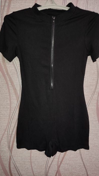 Чорний облягаючий костюм