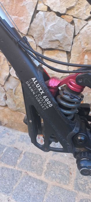 Bicicleta GIANT Reign X2 em bom estado de funcionamento, pronta para andar.
