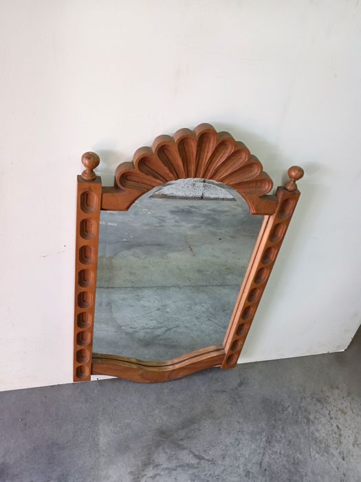 Belíssimo espelho em talha de madeira artesanal, medidas 90/50cm
Perfe