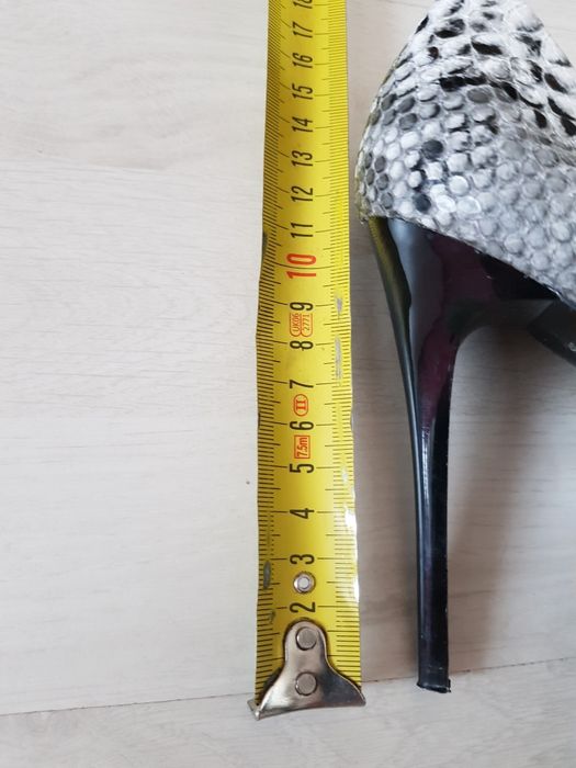 Szpilki DeeZee motyw wężowej skóry