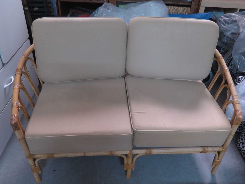 Sofá de dois lugares usado