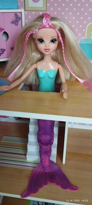 Drewniany domek dla lalek i Barbie z akcesoriami