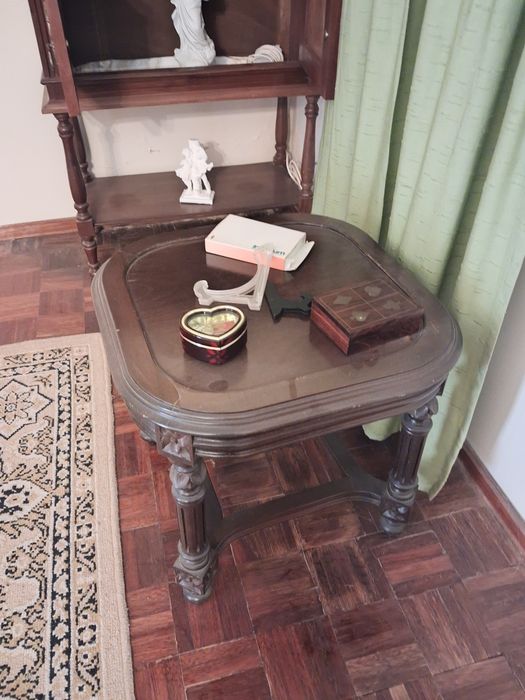 Mesas em madeira maciça de apoio