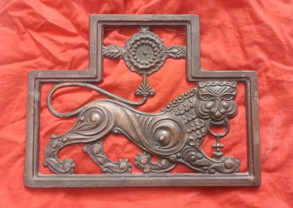 Бронза. Лев. Барельеф.