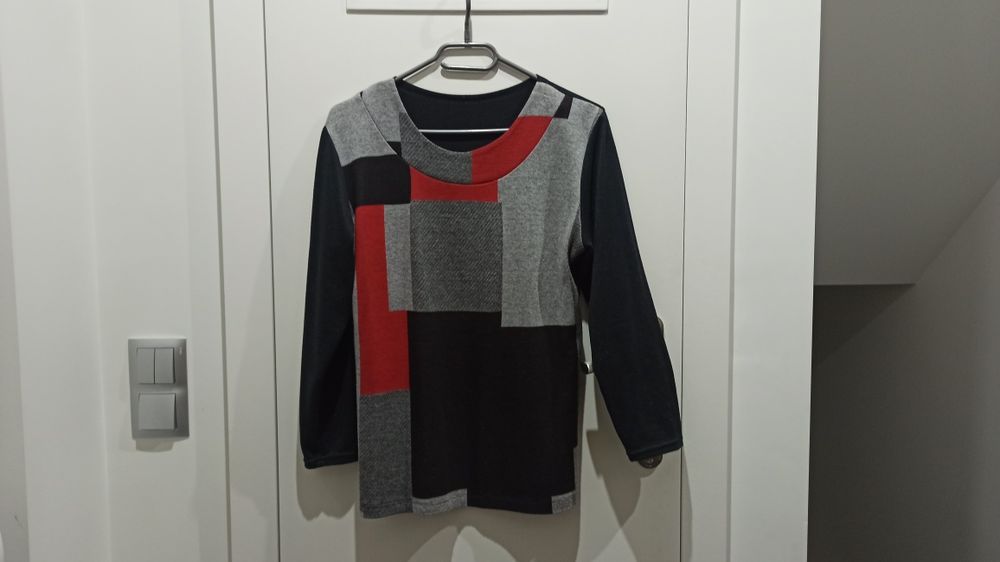 Sweter czarno - czerwony rozmiar M/L