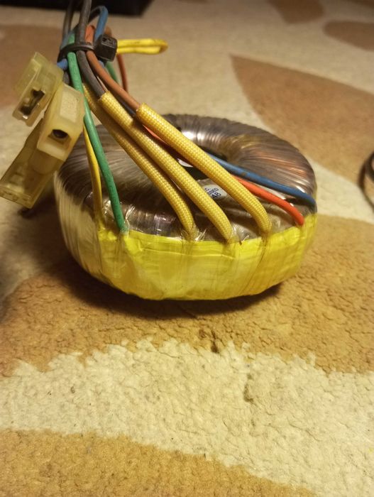 Тороїдальний торансформатор I/P 0-110-230V,O/P 2 × 0-14V 6A (9.12.06).