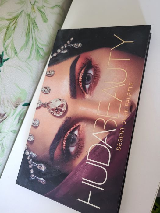Oryginalna paleta cieni Huda Beauty Desert Dusk