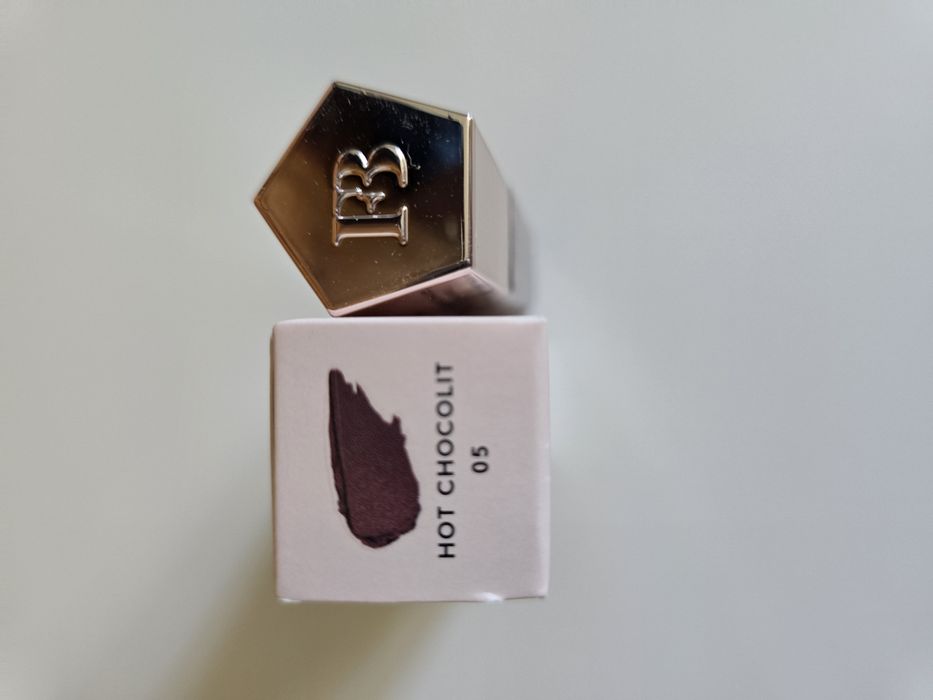 Fenty Beauty Gloss bomb/ hot chocolit