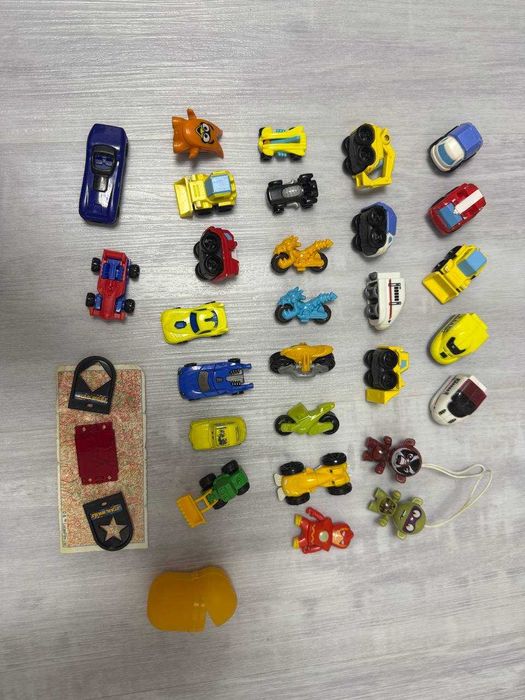 Кіндери. Багато кіндерів та деталей до них ( цілих близько 200 шт). Kinder Surprise