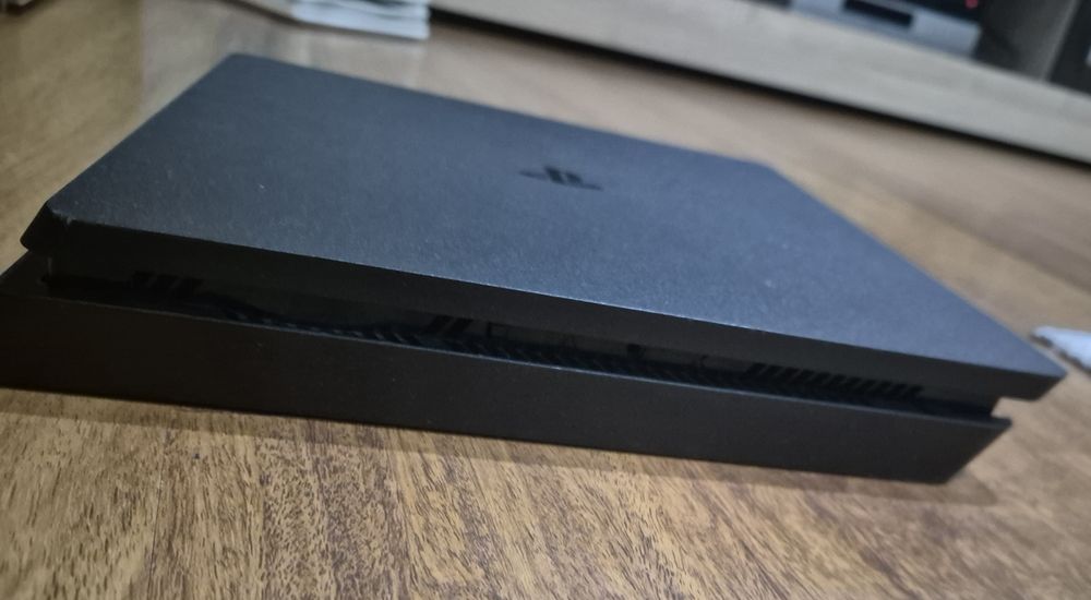 Playstation 4 + 2 comandos + 7 jogos