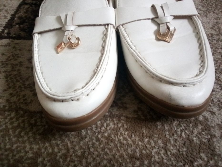 Макасіни білі на дівчинку.