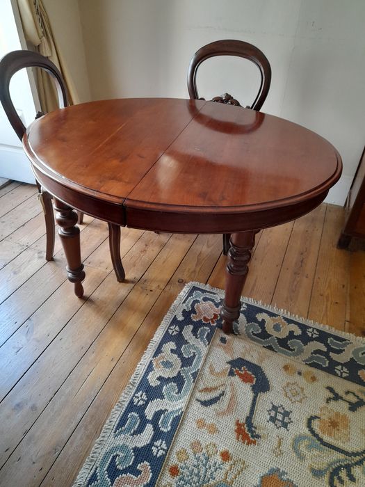 Mesa romântica com pés de enroscar   Em Nogueira