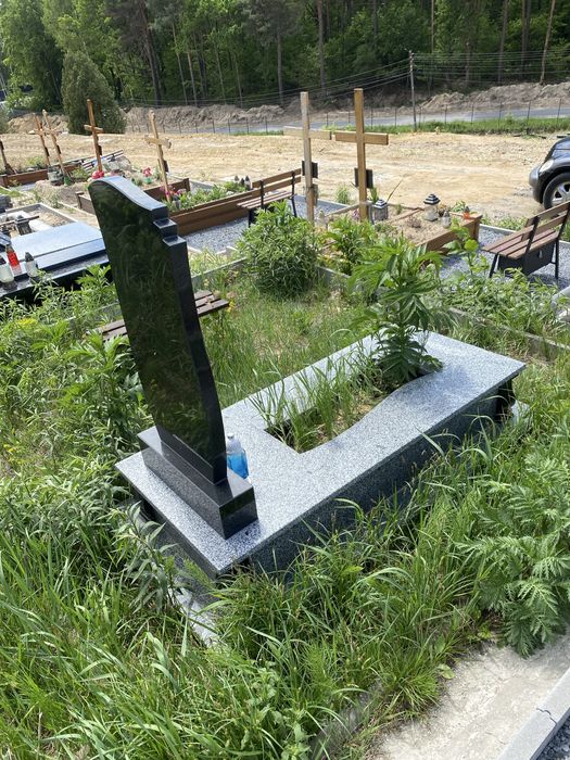 Прибирання та догляд за місцем поховання. Львів.