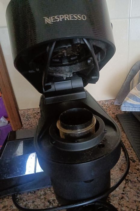 Maquina de café Nespresso preta
