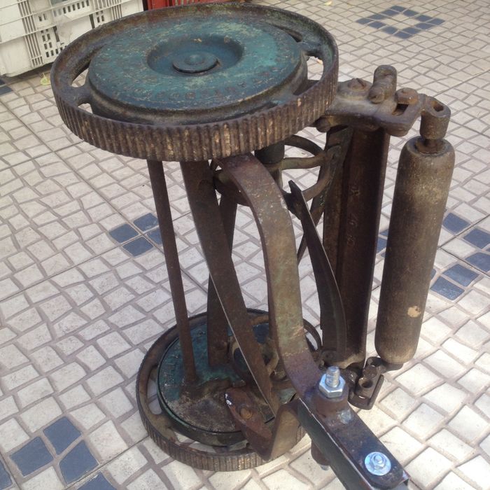 Máquina de cortar relva .