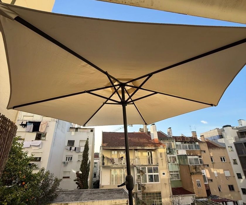Vendo conjunto de jardim Mesa, cadeiras, mesinha e chapéu de jardim com base