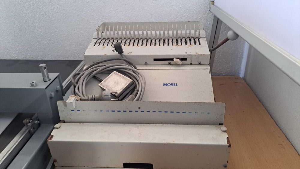 Máquina elétrica Mousel de encadernação de argolas plásticas