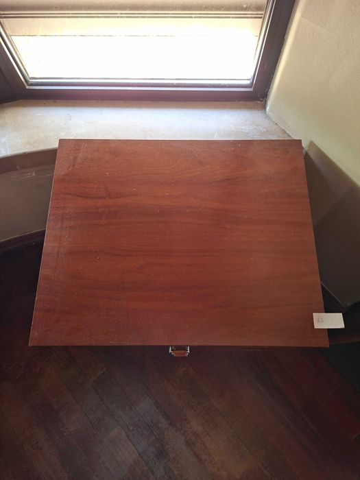 Mesa de cabeceira de 3 Gavetas em Madeira com Estilo Moderno e Funcional