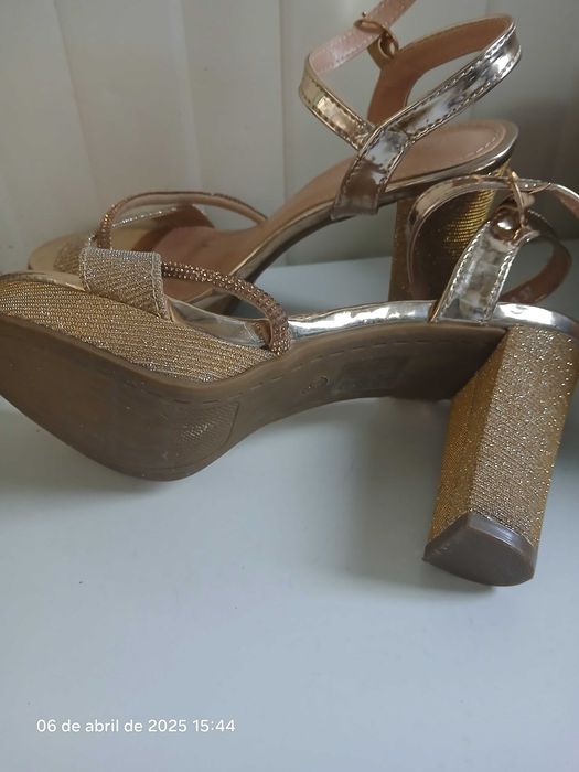 Sandálias lindíssimas em ótimo estado