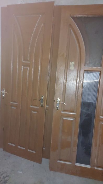 Продам 7 дерев'яних дверей  з рамой