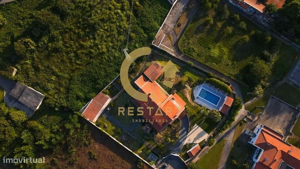Moradia com 4900 m2 de lote de terreno com piscina interior e exterior