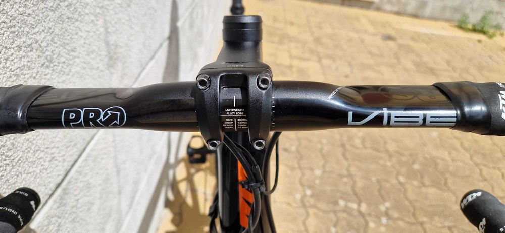 Bike KTM Revelator Alto Elite F12 com rodas carbono