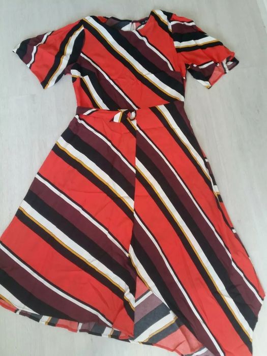 Яскрава асиметрична сукня в смужку р.16