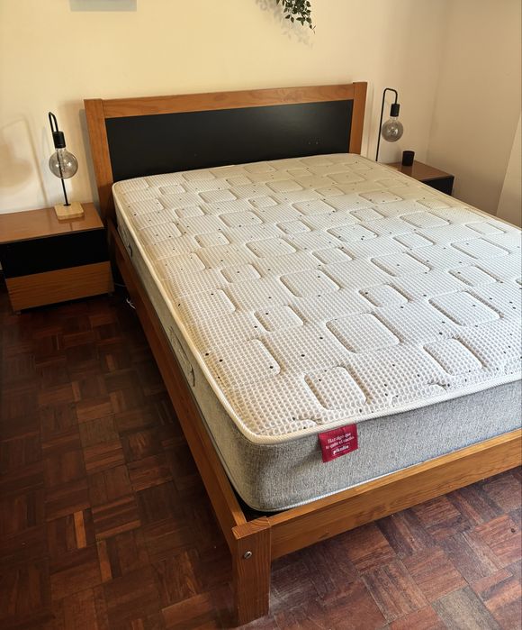 Cama de Casal + 2 mesas de cabeceira