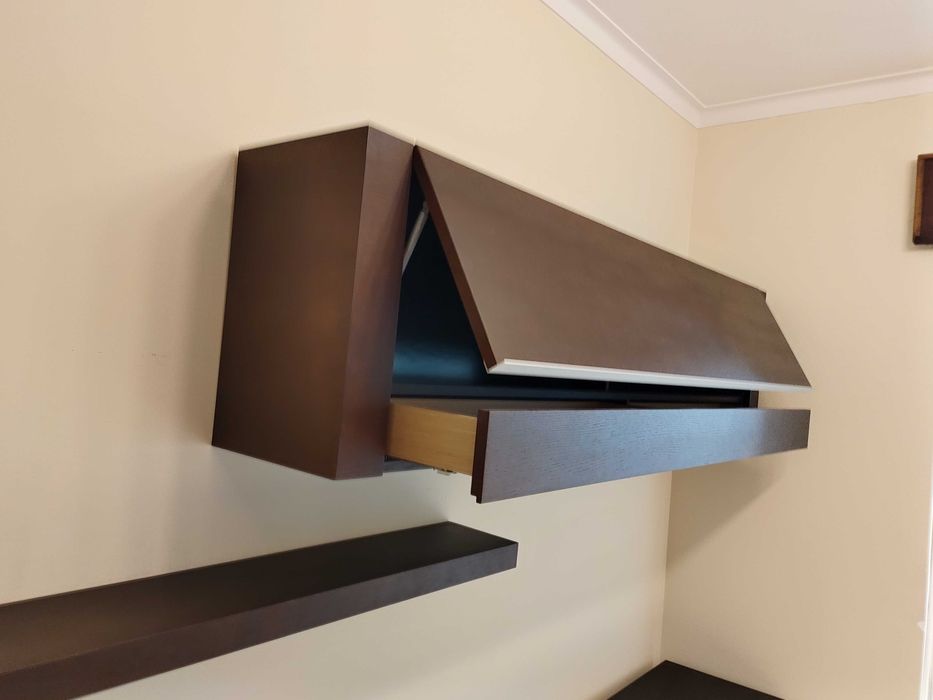 Estante e Armário de Sala em wenguê e lacado bege