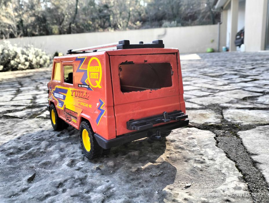 Miniatura antiga em Chapa e plastico Gozan