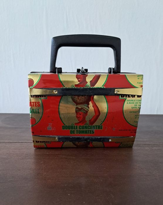 Mala de metal africana com matérias reciclados .